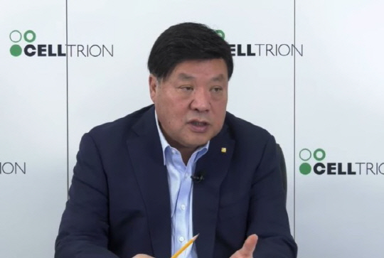 서정진 셀트리온 회장이 15일 온라인 간담회에서 발언하고 있다. 유튜브 갈무리.